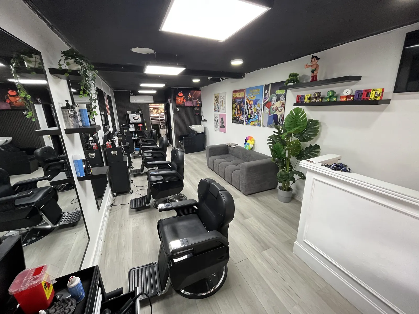 Interior de Bendita Suerte Salón, sillones y estaciones de trabajo