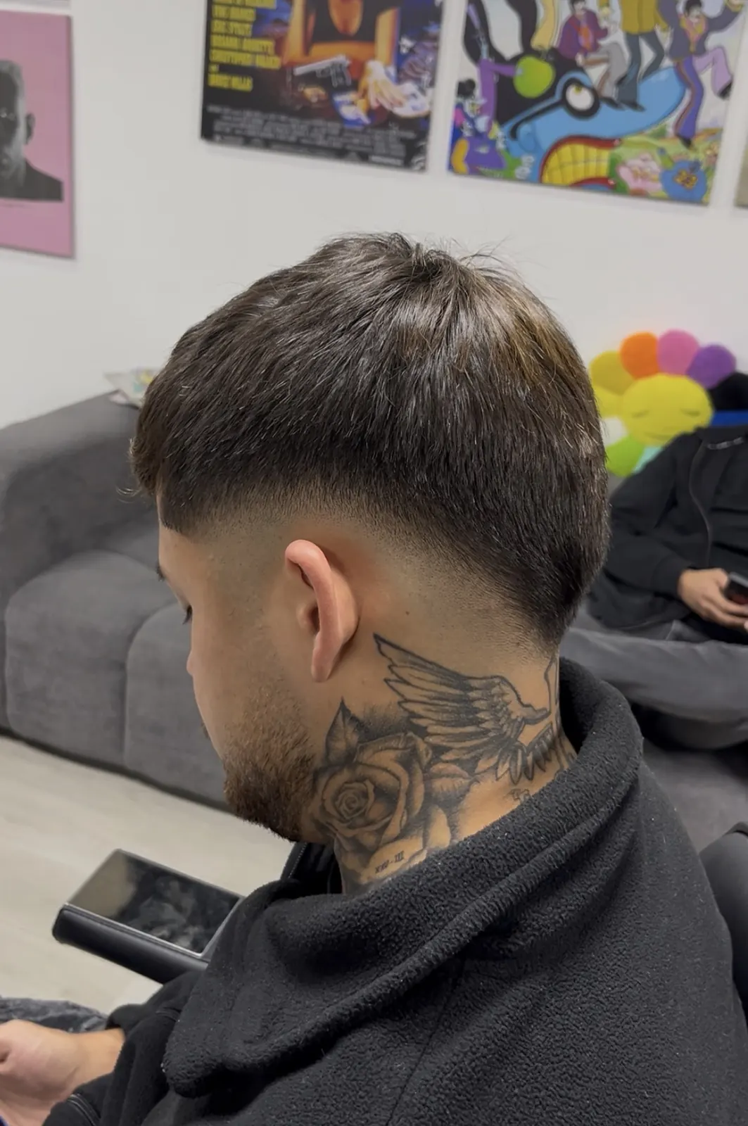 Detalle de degradado y tatuaje en el cuello