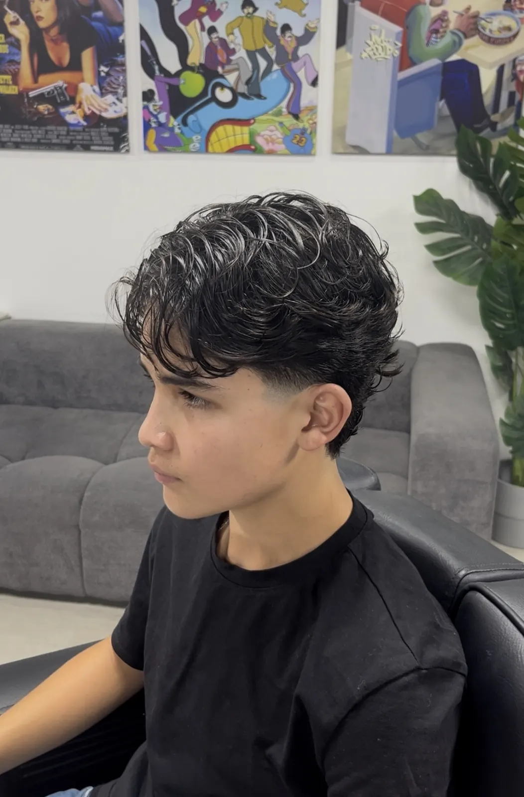 Corte con textura y flequillo, vista de perfil