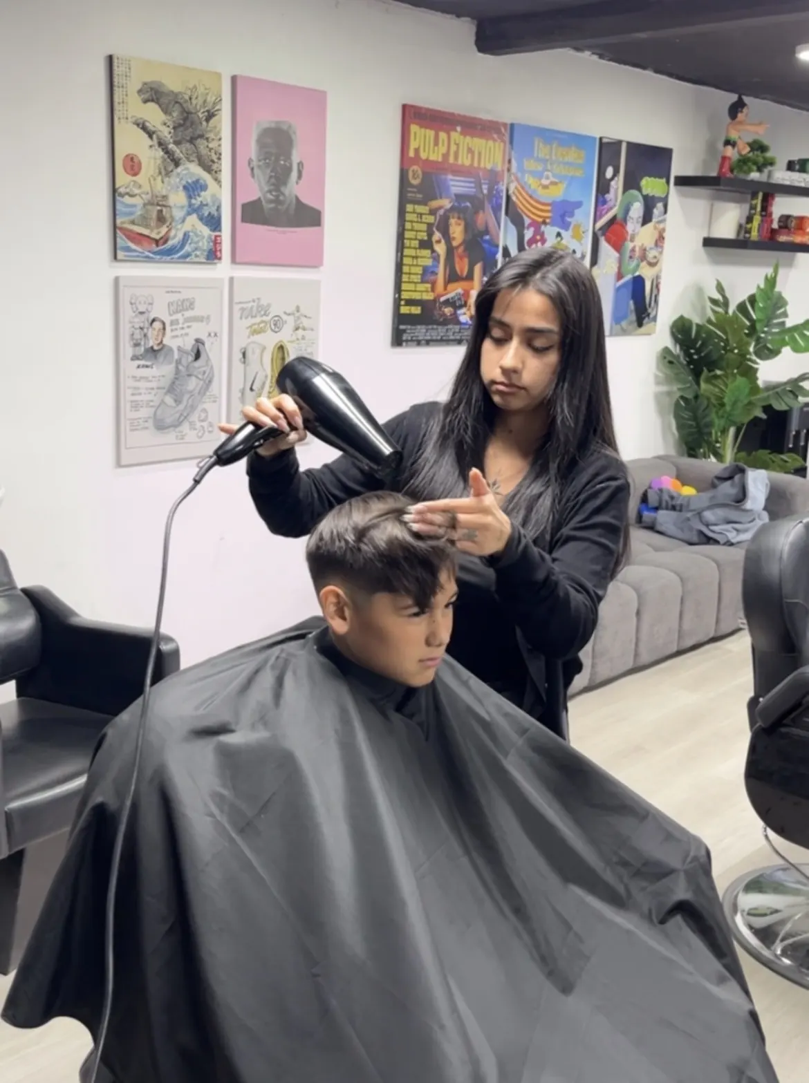 Secado de cabello a un niño después del corte