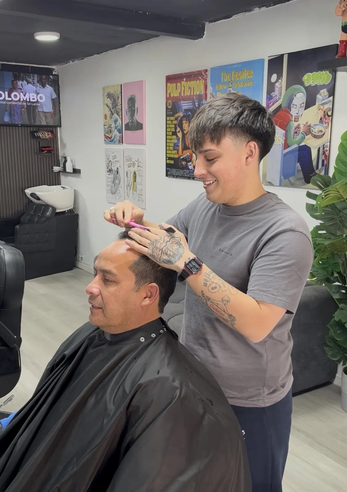 Barbero perfilando el corte de un cliente