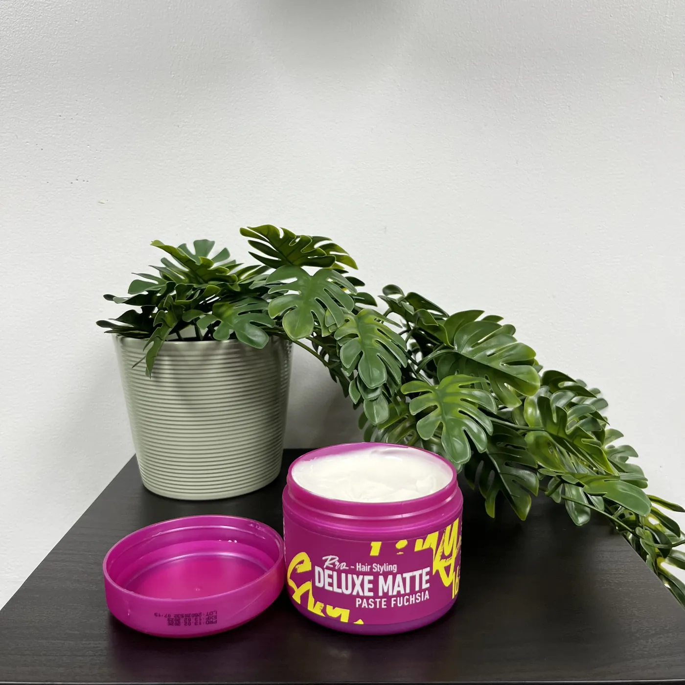 Cera Deluxe Matte Pasta Fuchsia — Envase abierto