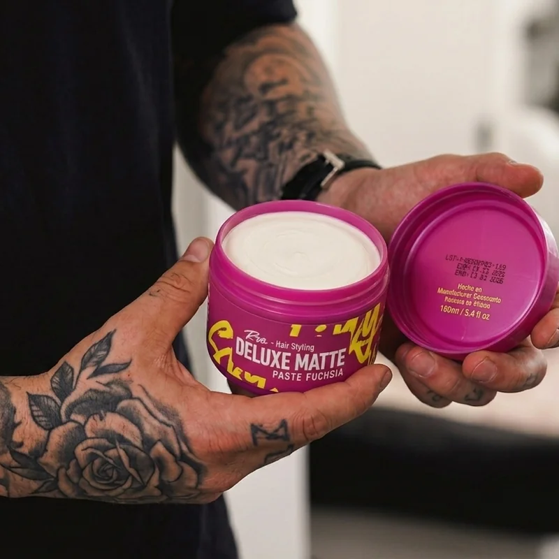 Foto real enviada por Paula G. usando Cera Deluxe Matte Pasta Fuchsia
